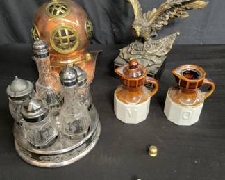 Lot # : 388 - Group of salt and pepper shakers set, police
