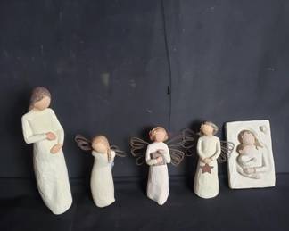 Lot # : 301 - Willow Tree Mother, 3 girls with wire wings
