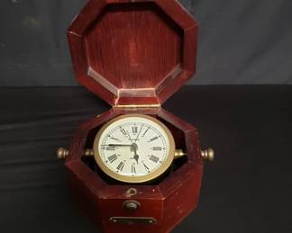 Lot # : 110 - Bulova desk clock
