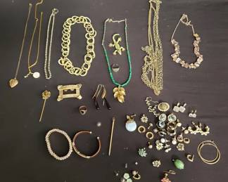 Lot # : 140 - Group of earrings and costume jewelry
