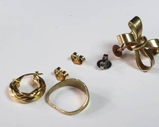 Lot # : 121 - Group of 10k gold jewelry, 1 18k gold
