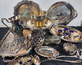 Lot # : 554 - Silver plated lot, pitcher, trays, salt cellars,
