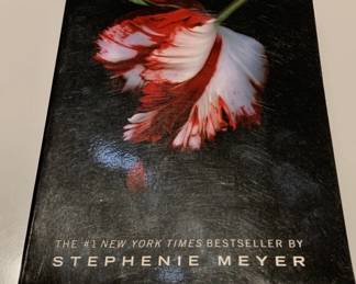 Lot # : 175f - New Moon book autographed by author Stephenie
