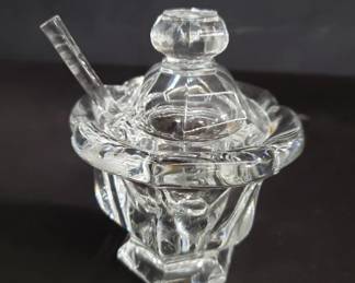 Lot # : 521 - Baccarat crystal honey jar
