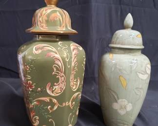 Lot # : 504 - Pair of urns
