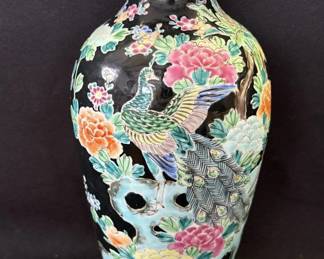 Lot # : 357z - Vintage Asian hand painted porcelain vase
