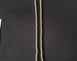 Lot # : 68 - Pearl necklace with 14k gold clasp
