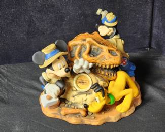 Lot # : 581 - Disney Animal Kingdom Mickey Goofy Pluto clock
