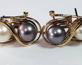 Lot # : 129 - Pair of 14k yellow gold & pearl earrings
