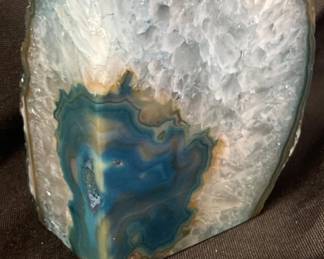 Lot # : 305v - Blue quartz geode
