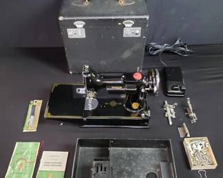 Lot # : 488 - Singer vintage sewing machine with case 
