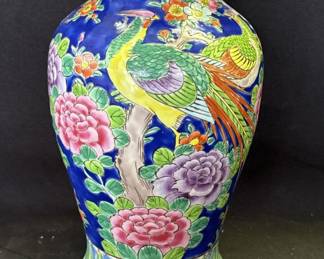 Lot # : 359z - Vintage Japanese hand painted porcelain vase
