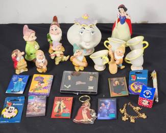 Lot # : 570 - Vintage Disney collectibles, Snow White, pins
