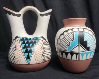Lot # : 471 - Pair of Native American signed pottery vases
