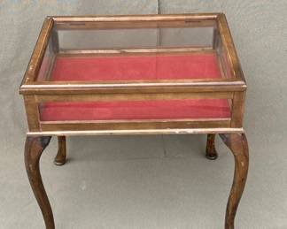 Lot # : 337z - Vintage Queen Anne style glass top display end table
