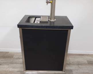 Lot # : 443 - Commercial mobile cocktail mobile cart w/ built in dispenser