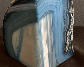 Lot # : 328v - Blue & white quartz geode
