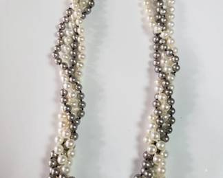 Lot # : 123 - Triple-strand pearl choker necklace with 14k gold clasp
