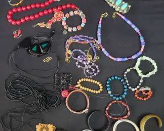 Lot # : 142 - Group of costume jewelry
