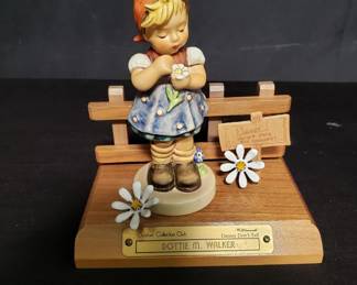 Lot # : 104 - Goebel collectors club "Daisies Don't Tell"
