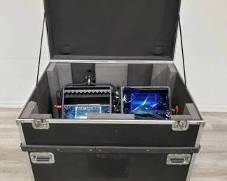 Lot # : 59 - Group of studio lights in large case
