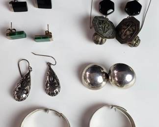 Lot # : 23 - 6 pairs of sterling silver earrings
