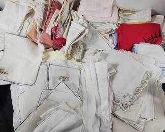 Lot # : 353 - Vintage colored and embroidered linens/napkins
