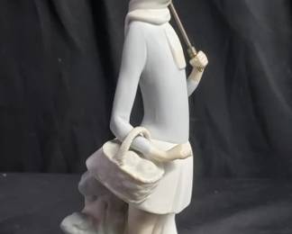 Lot # : 419 - Illadro "Girl with umbrella" figurine
