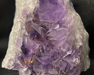 Lot # : 302v - Amethyst quartz specimen
