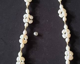 Lot # : 48 - Pearl necklace with 14k gold clasp
