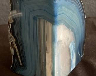 Lot # : 330v - Blue and white quartz geode
