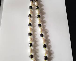 Lot # : 47 - Pearl necklace with sterling silver clasp
