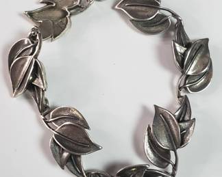 Lot # : 127 - Sterling silver leaf bracelet
