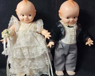 Lot # : 585 - 1967 Kewpie Cameo bride & groom jointed arms/legs

