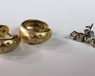 Lot # : 2 - Pair of 14kt white gold & diamond earrings
