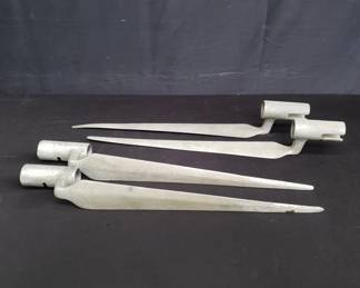 Lot # : 169 - Aluminum bayonet movie props
