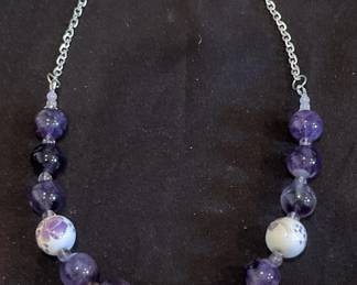 Lot # : 368v - Amethyst and porcelain necklace
