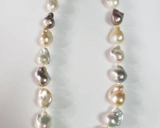 Lot # : 119 - Baroque multicolored pearl necklace with
