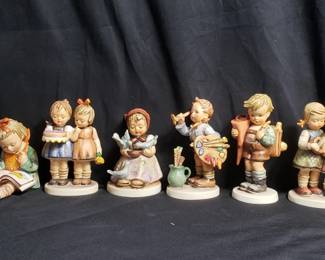 Lot # : 473 - Group of eight Hummel Goebel figurines
