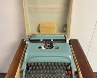 Vintage Underwood-Olivetti Typewriter w/ Case	
