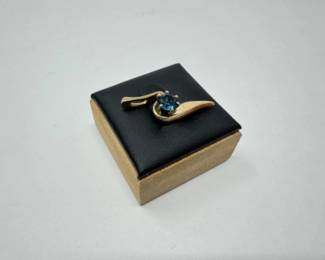 14k Gold Blue Topaz Pendant (Approx. 3.17g)	