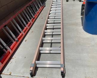 32' Extension Ladder 300lb 1-A