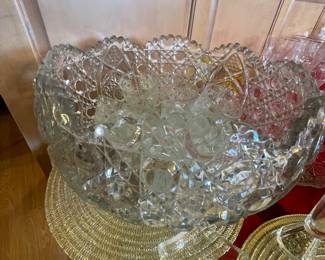 large punch bowl - w/ 12 cups= perfect for large gatherings 