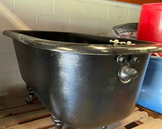 Claw foot bathtub 