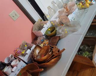 Mugs and wooden salad bowls