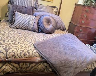 Four Poster /Queen bed. (Bedding is King size)