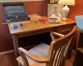 Teacher desk
Wooden chair
