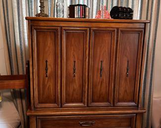 Gentleman's chest in very nice condition with lots of room for all of your manly doodads. 