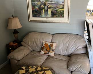 LEATHER LOVESEAT, QUILT, THOMAS KINKADE PRINT, TABLE LAMP