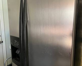 SIDE BY SIDE STAINLESS STEEL REFRIGERATOR FREEZER